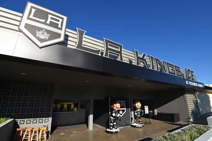 A building with two statues of hockey players.